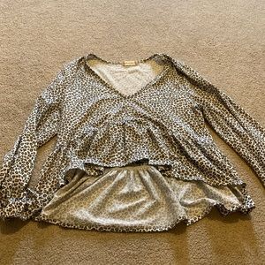 Long sleeve cropped cheetah Altard state shirt